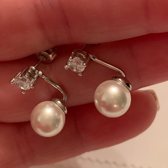 Jewelry - 💐 Solitaire stud earrings with pearl jackets
